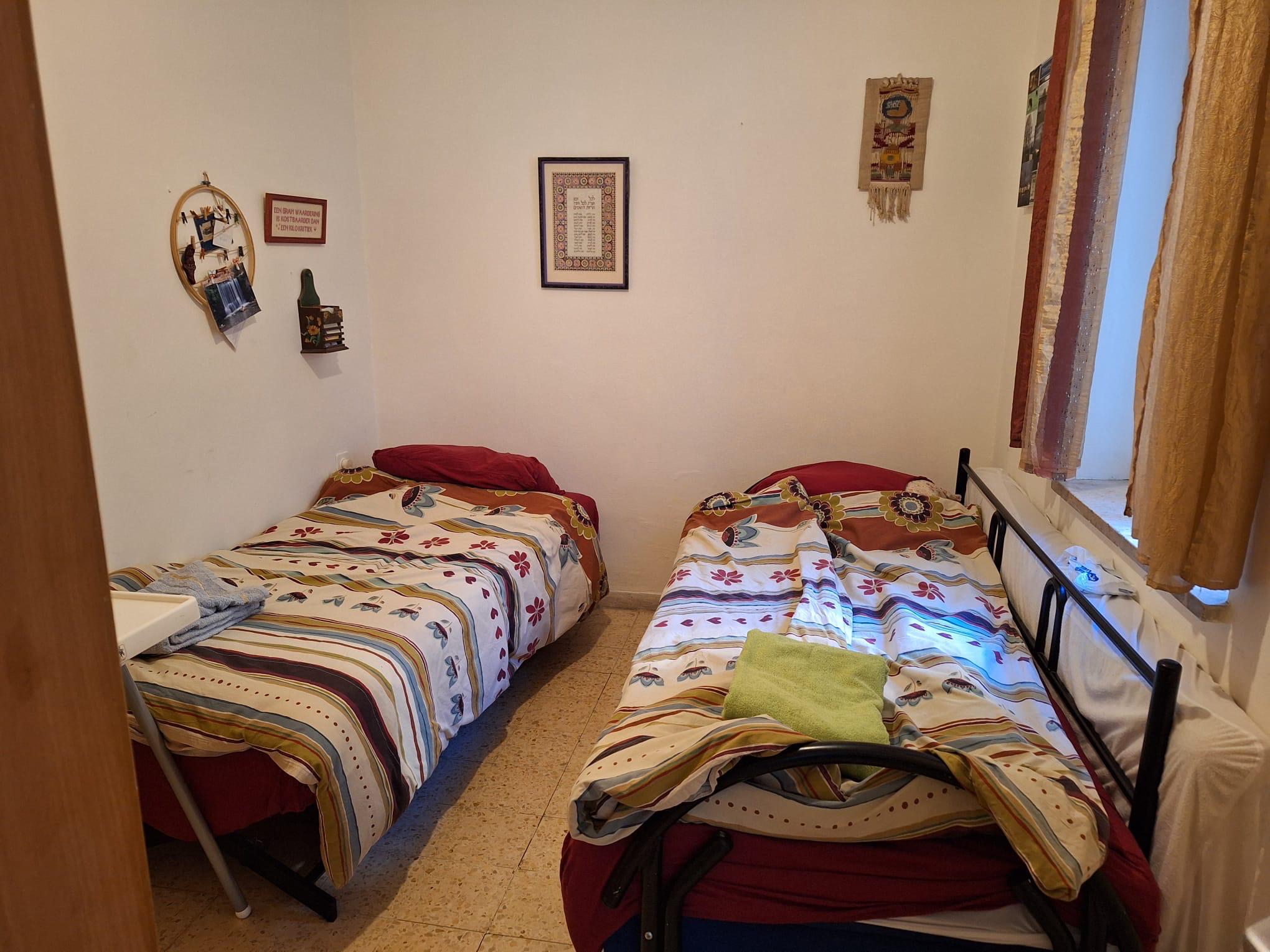 Comfortable twin bedroom in Old City apartment