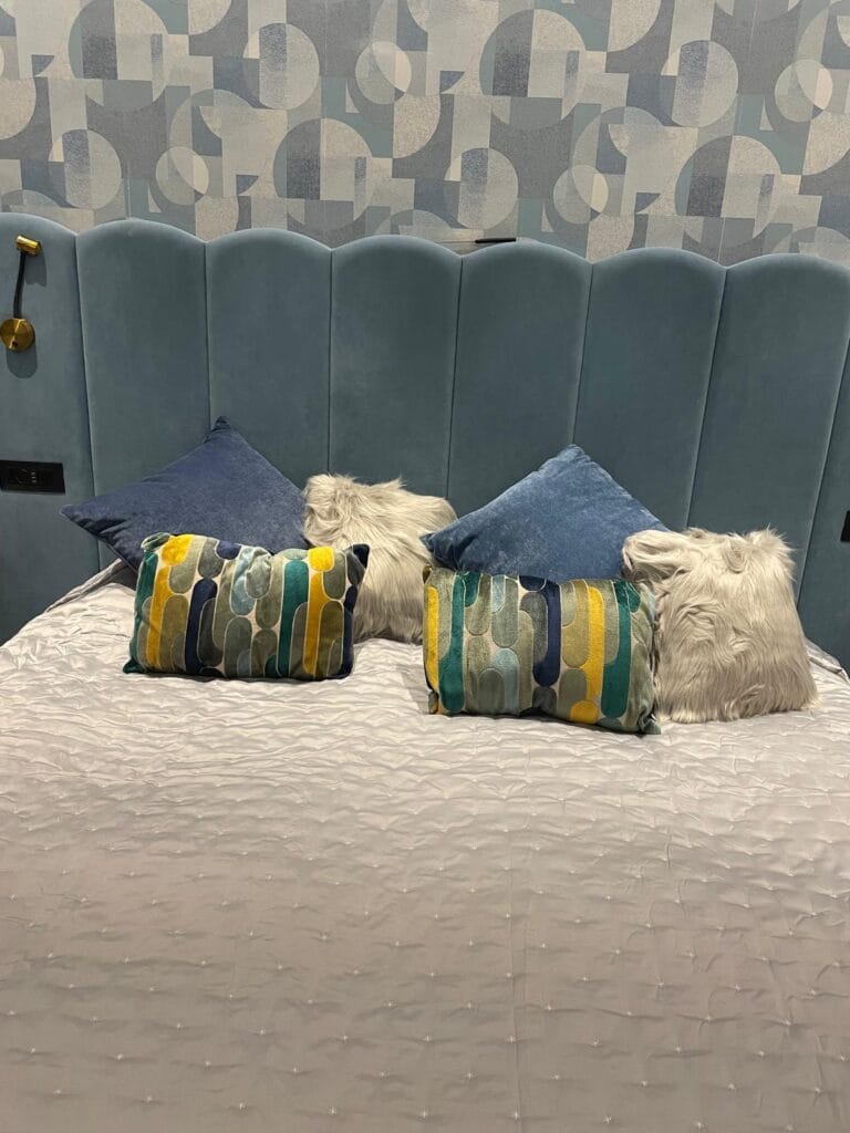Bedroom and designer finishes in the Narkis Rechavia apartment