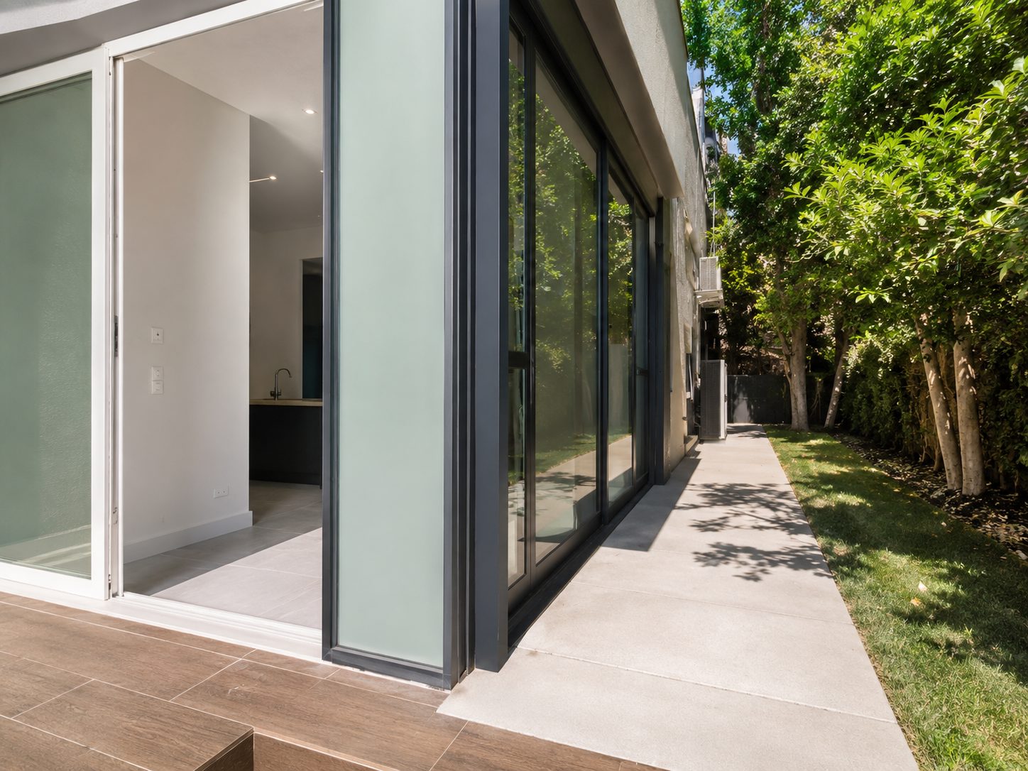 כניסת פטיו ושביל גינה בדירת היוקרה ברמב״ן, רחביה