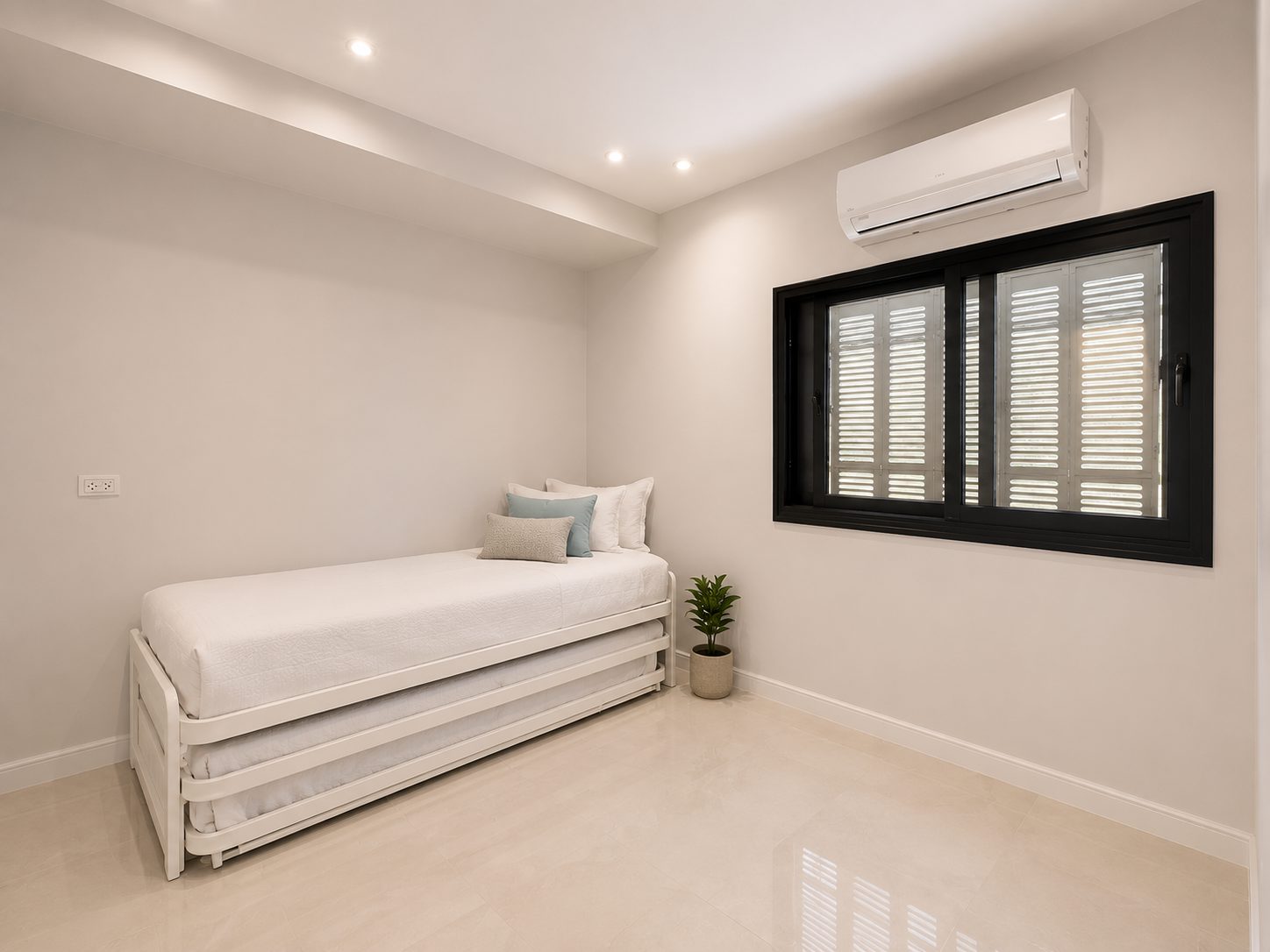 Additional bedroom with daybed in the Ramban Luxury Rechavia apartment