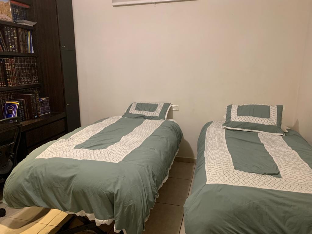 Twin bedroom in the Ramban Rechavia apartment