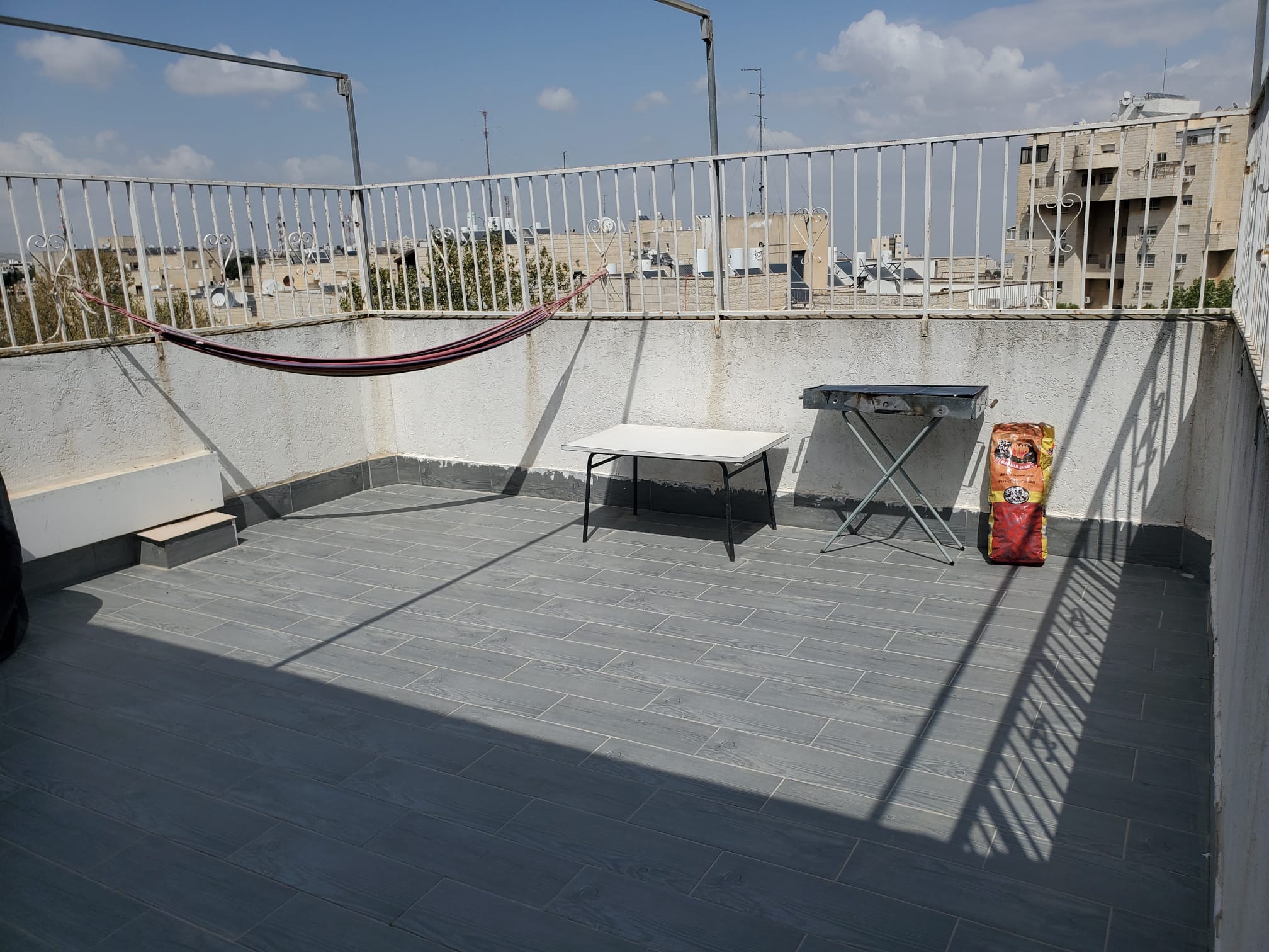 מרפסת פרטית גדולה ומוארת עם נוף פתוח לשכונה בירושלים