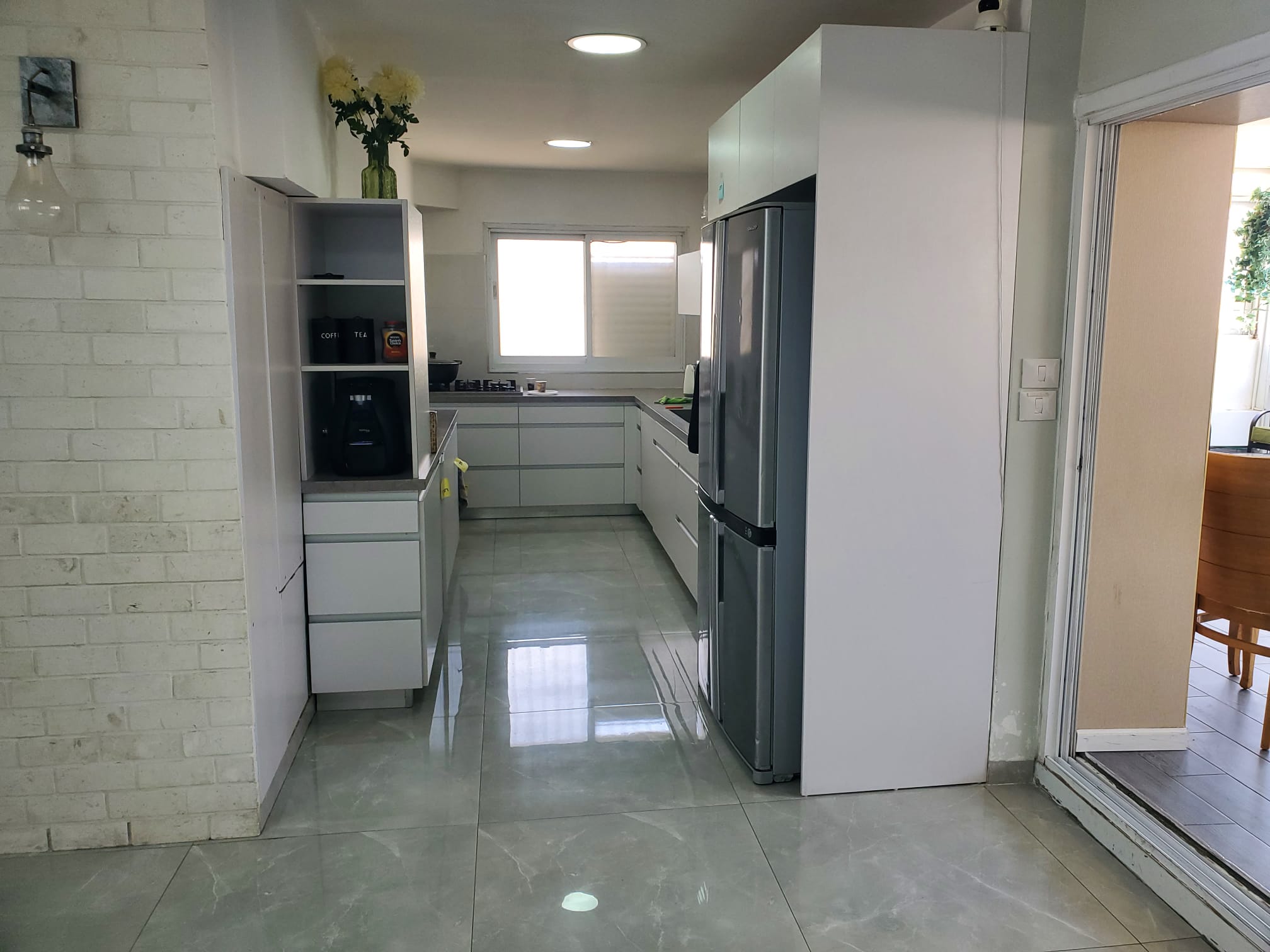 מטבח מודרני עם ארונות רבים ומקרר בגודל מלא בפנטהאוז בפסגת זאב