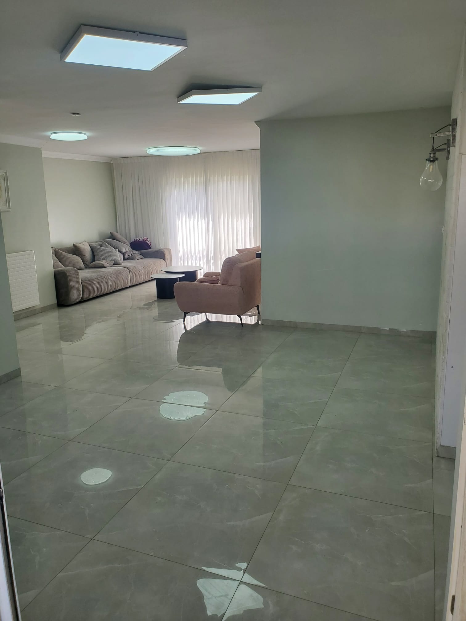 סלון מרווח המוביל אל סלון הגג בפנטהאוז בפסגת זאב