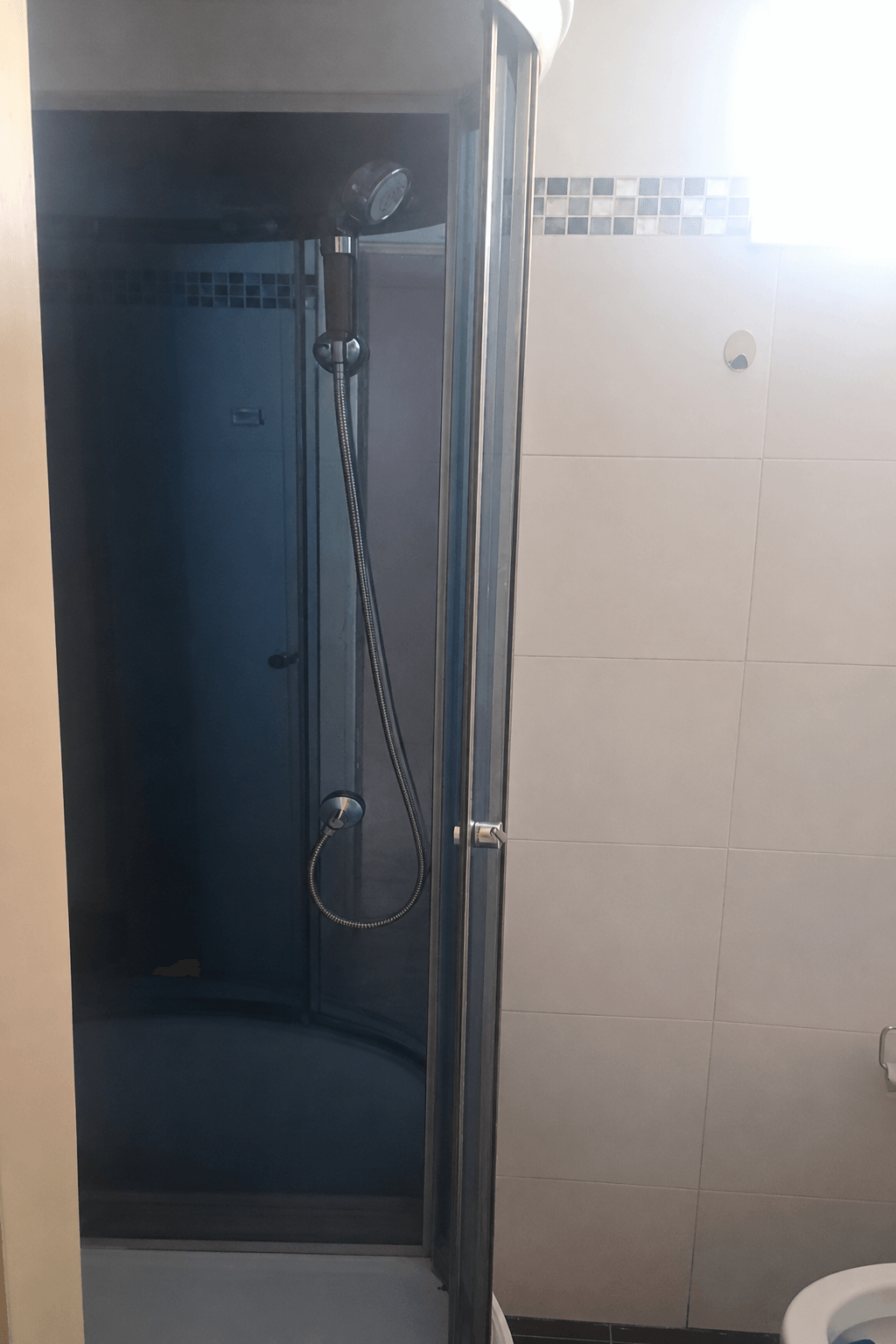 חדר הרחצה למטה עם מקלחת