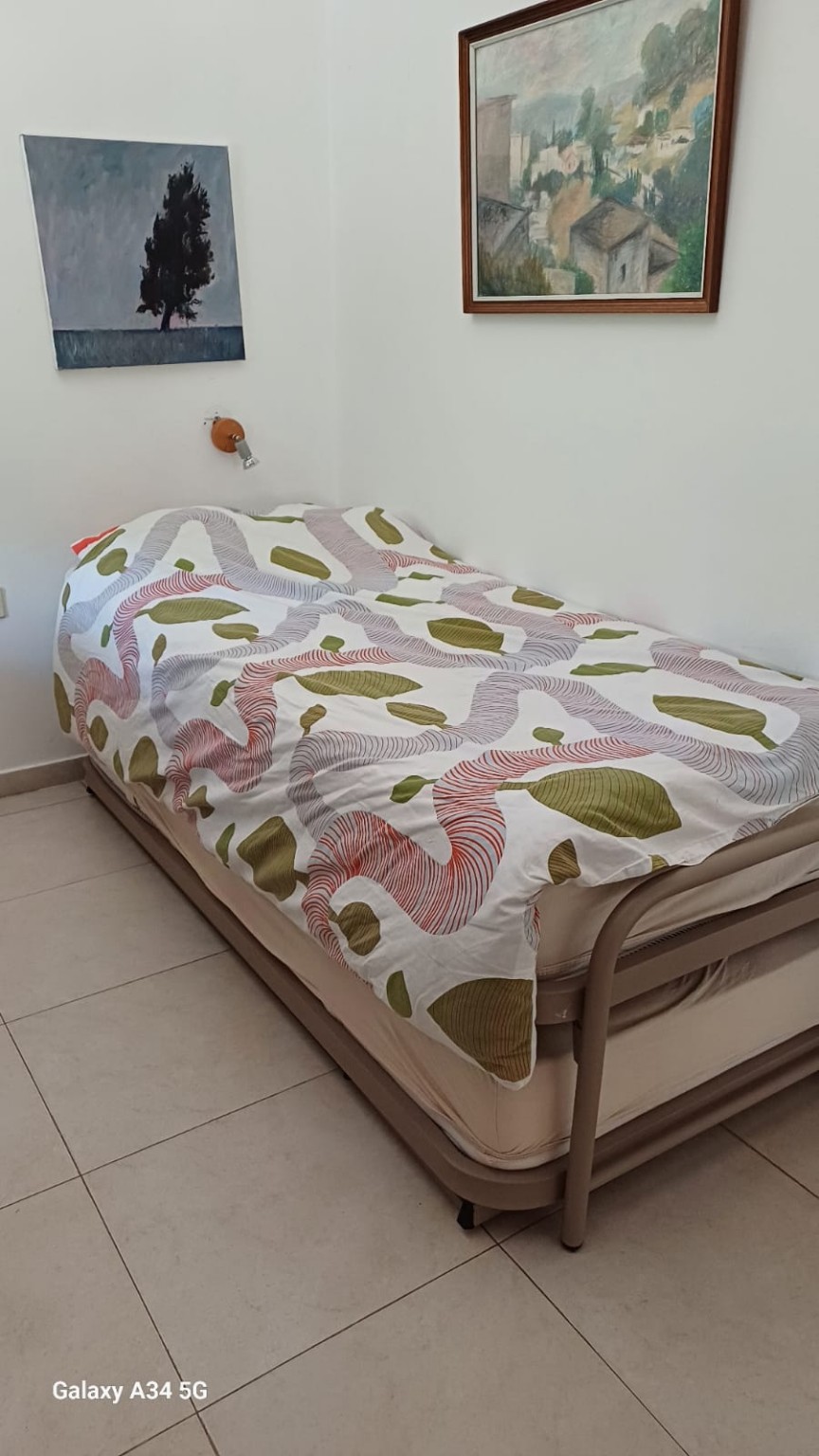 חדר שינה נוסף עם מיטה זוגית