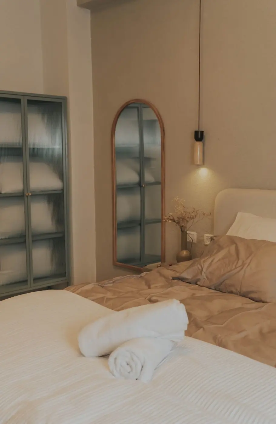 Private double bedroom in the Machane Yehuda rooftop Jacuzzi suite