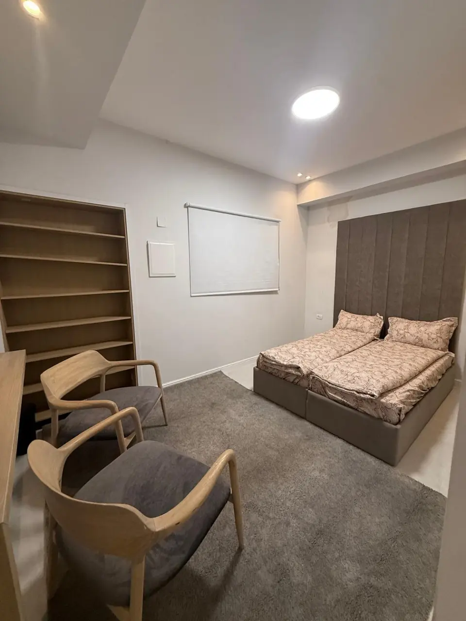 Guest bedroom with two beds, desk and bookshelves in the Ramban Rechavia apartment