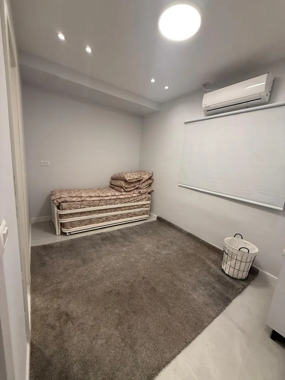 Flexible bedroom with stackable additional beds in the Ramban Rechavia apartment
